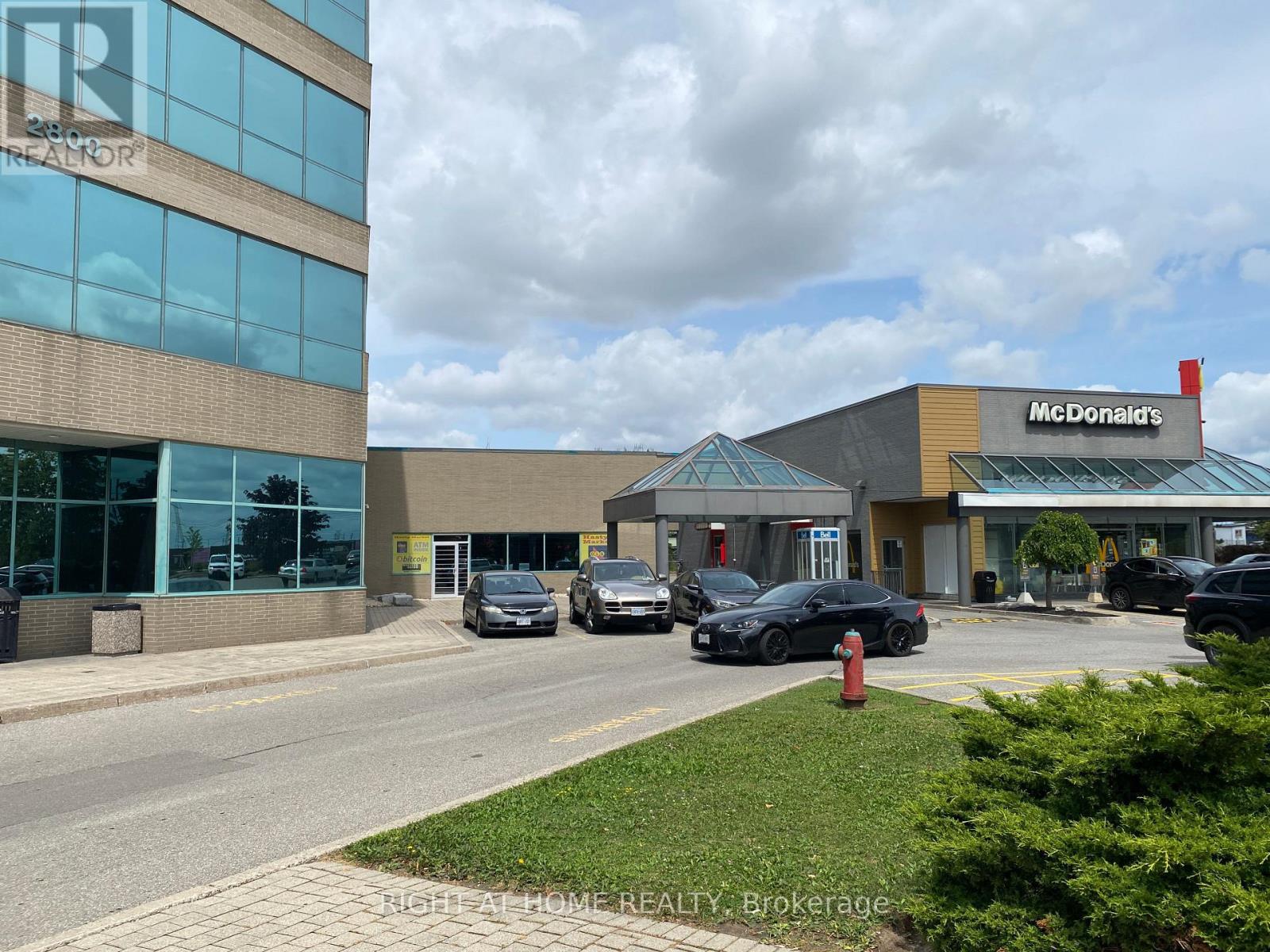 32 – 2800 SKYMARK AVENUE