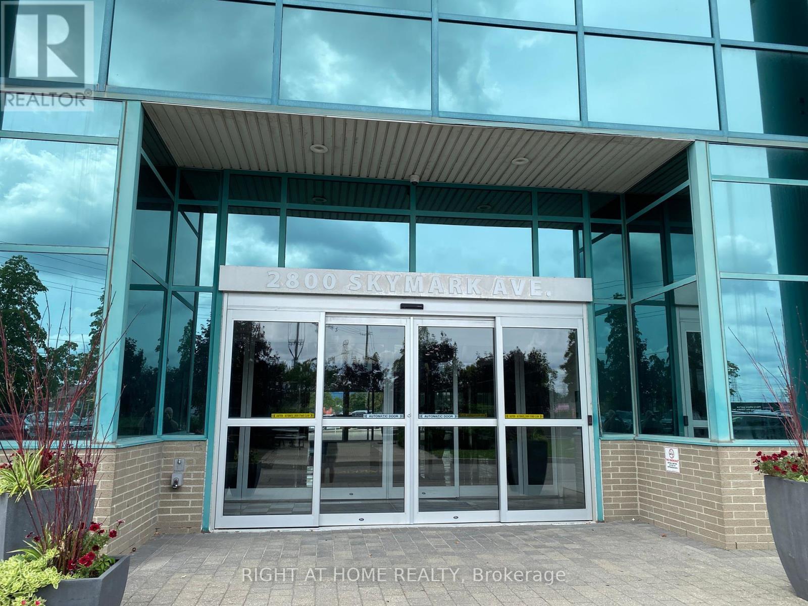 32 – 2800 SKYMARK AVENUE