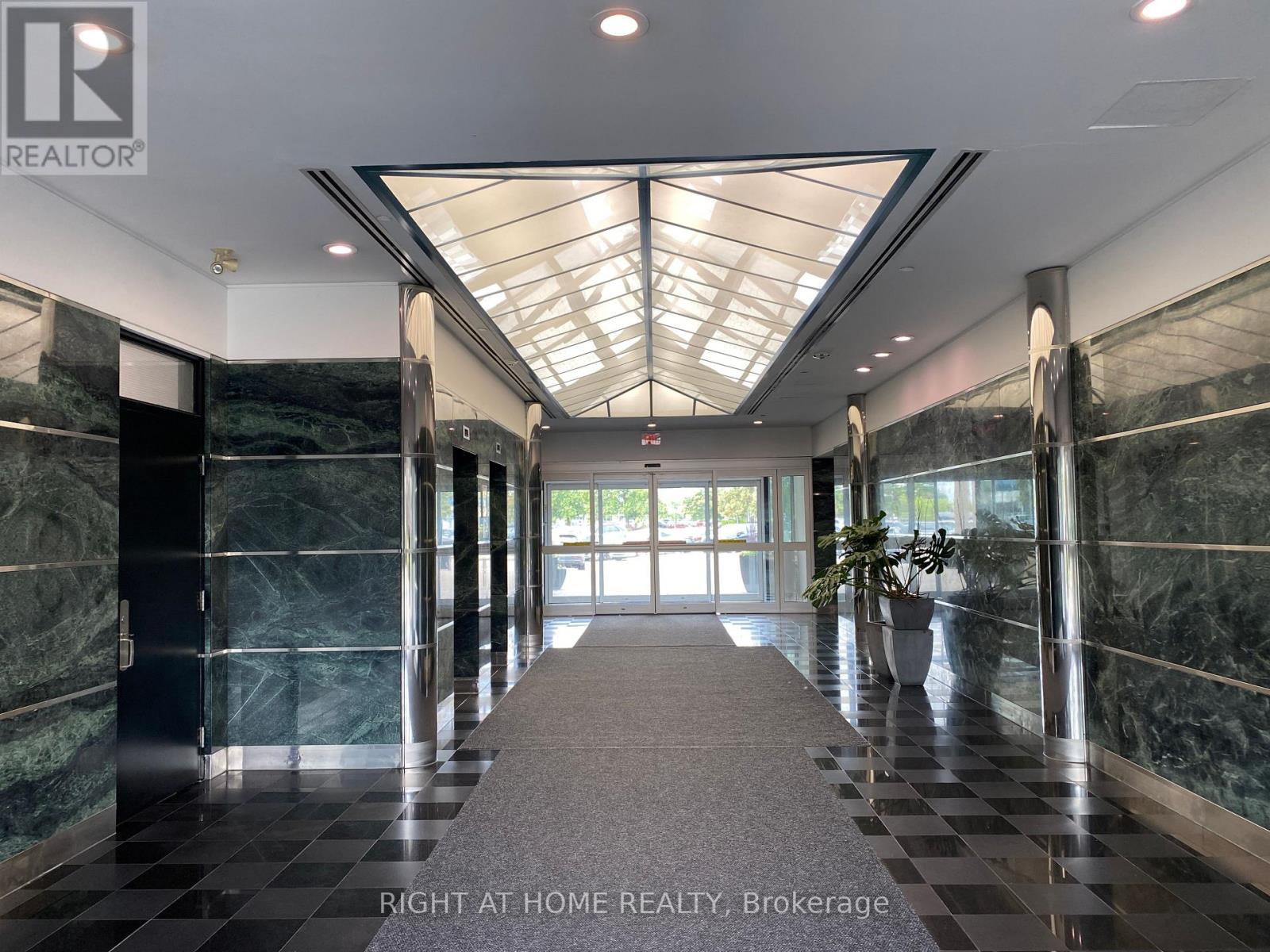 32 – 2800 SKYMARK AVENUE