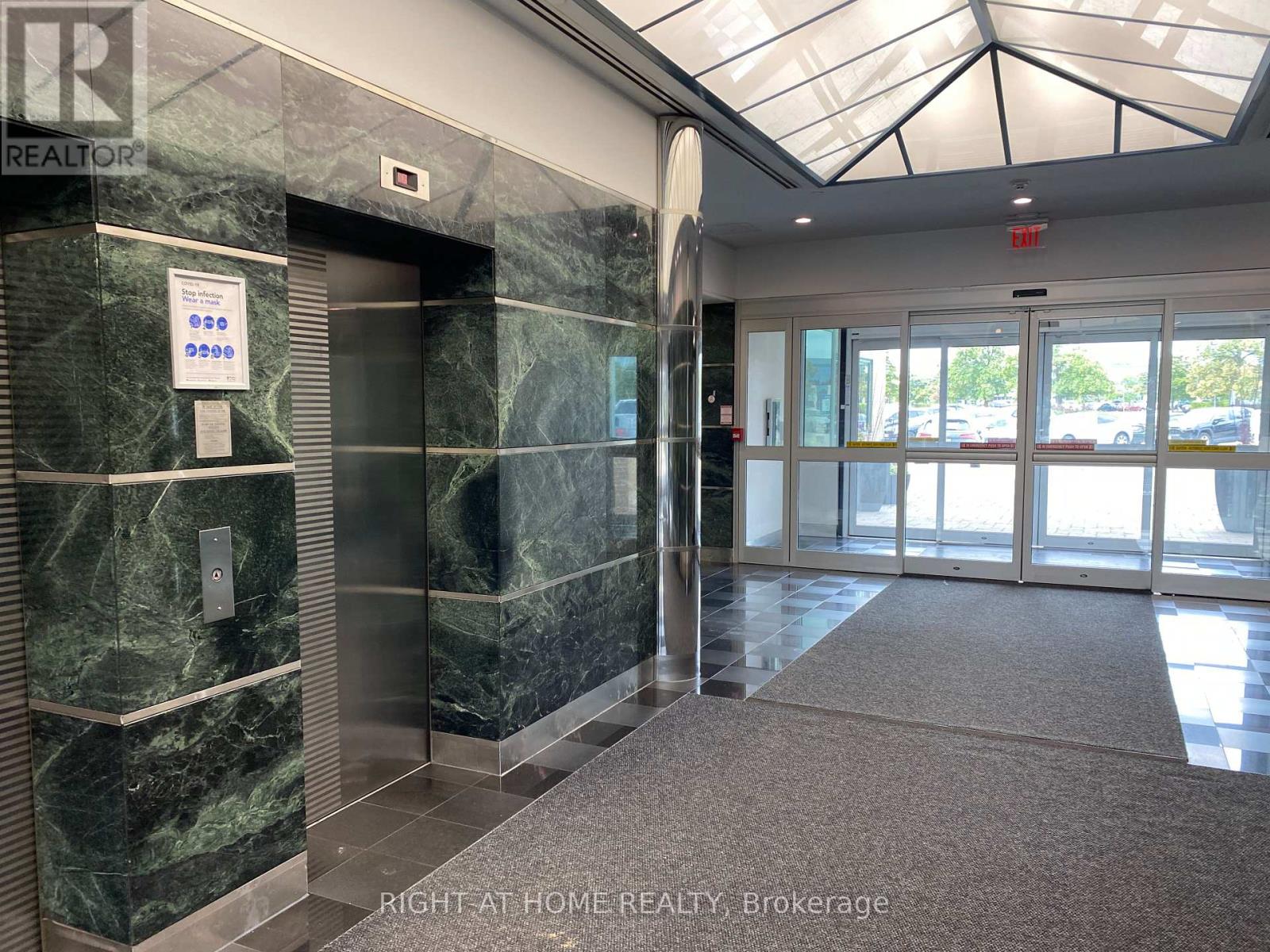 32 – 2800 SKYMARK AVENUE