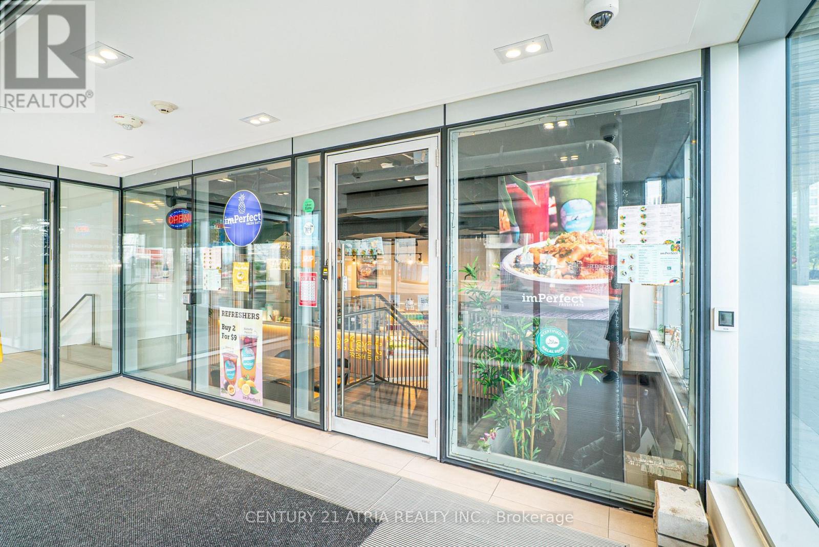 3 – 5245 DUNDAS STREET W