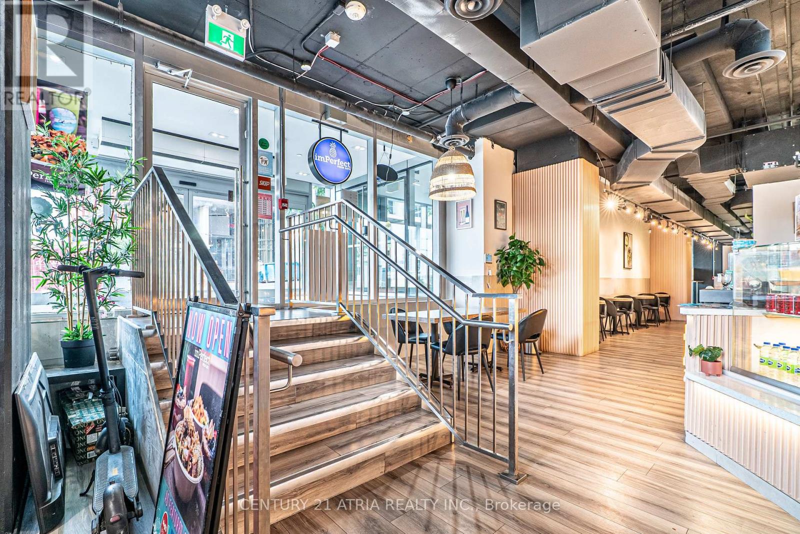 3 – 5245 DUNDAS STREET W