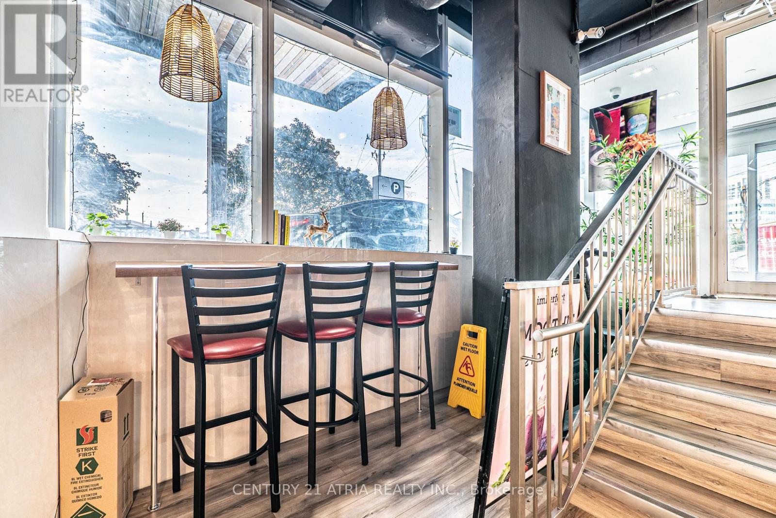 3 – 5245 DUNDAS STREET W