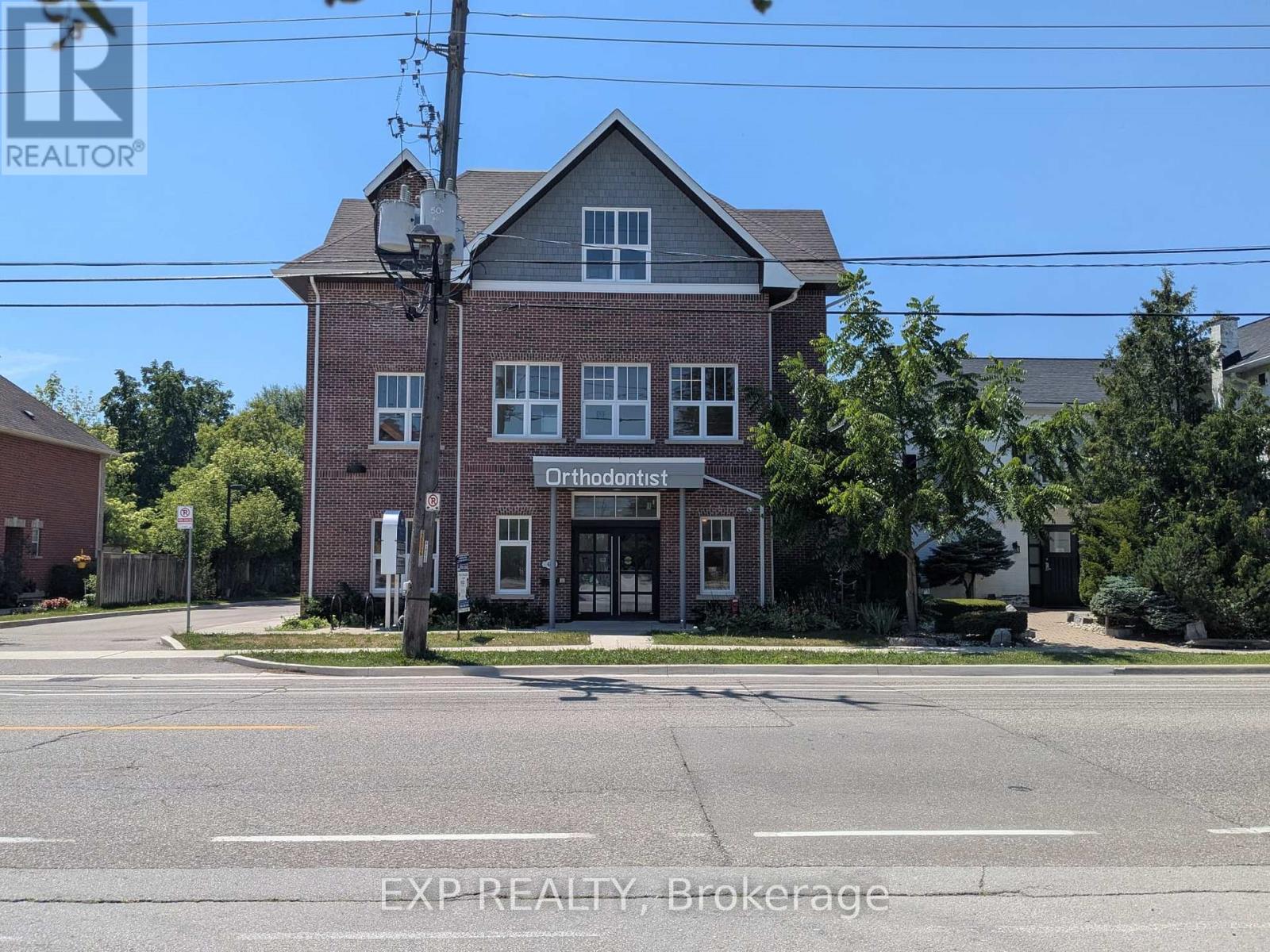 201 – 46 QUEEN STREET S