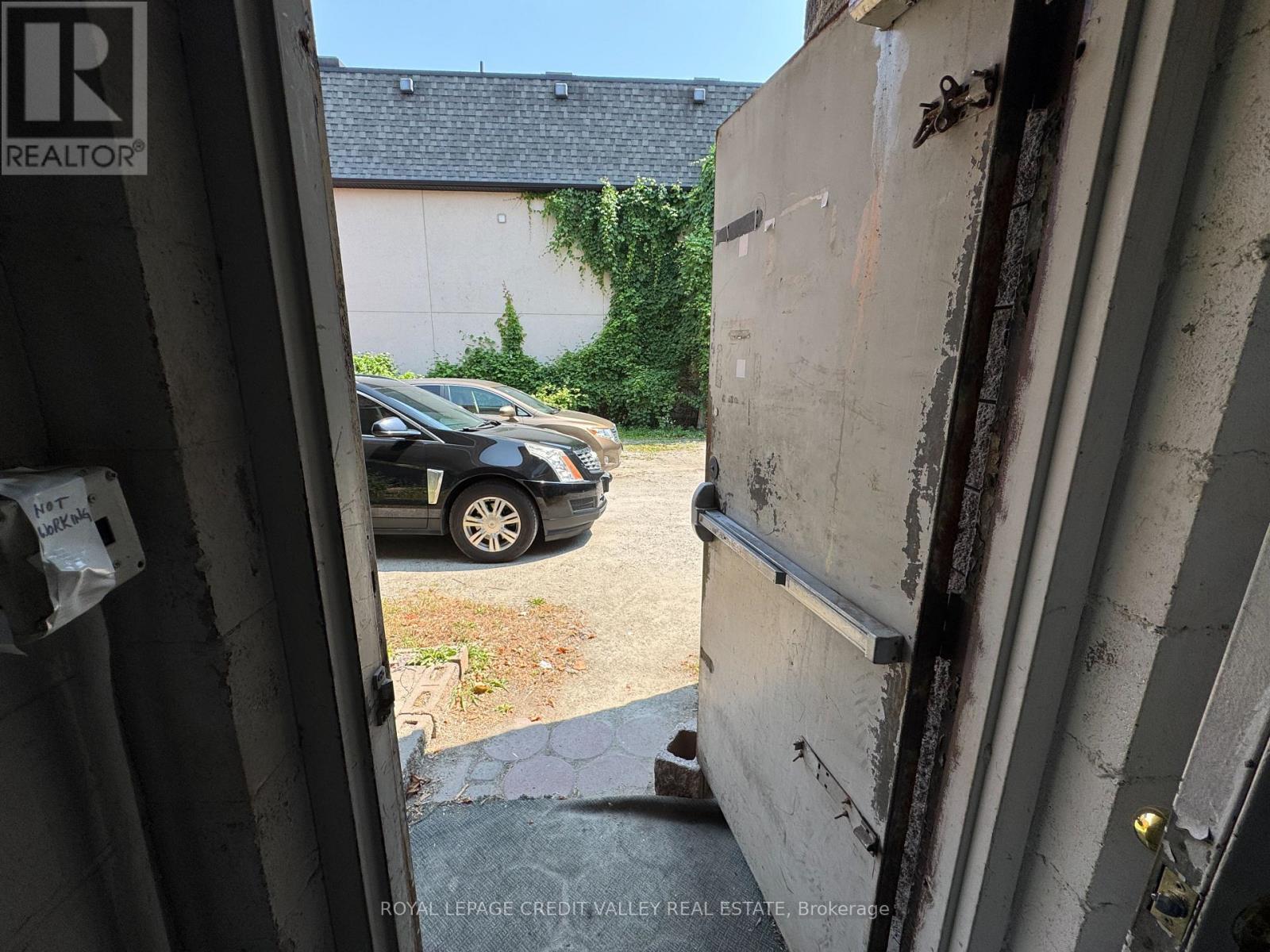 2 – 624 LAKESHORE ROAD E