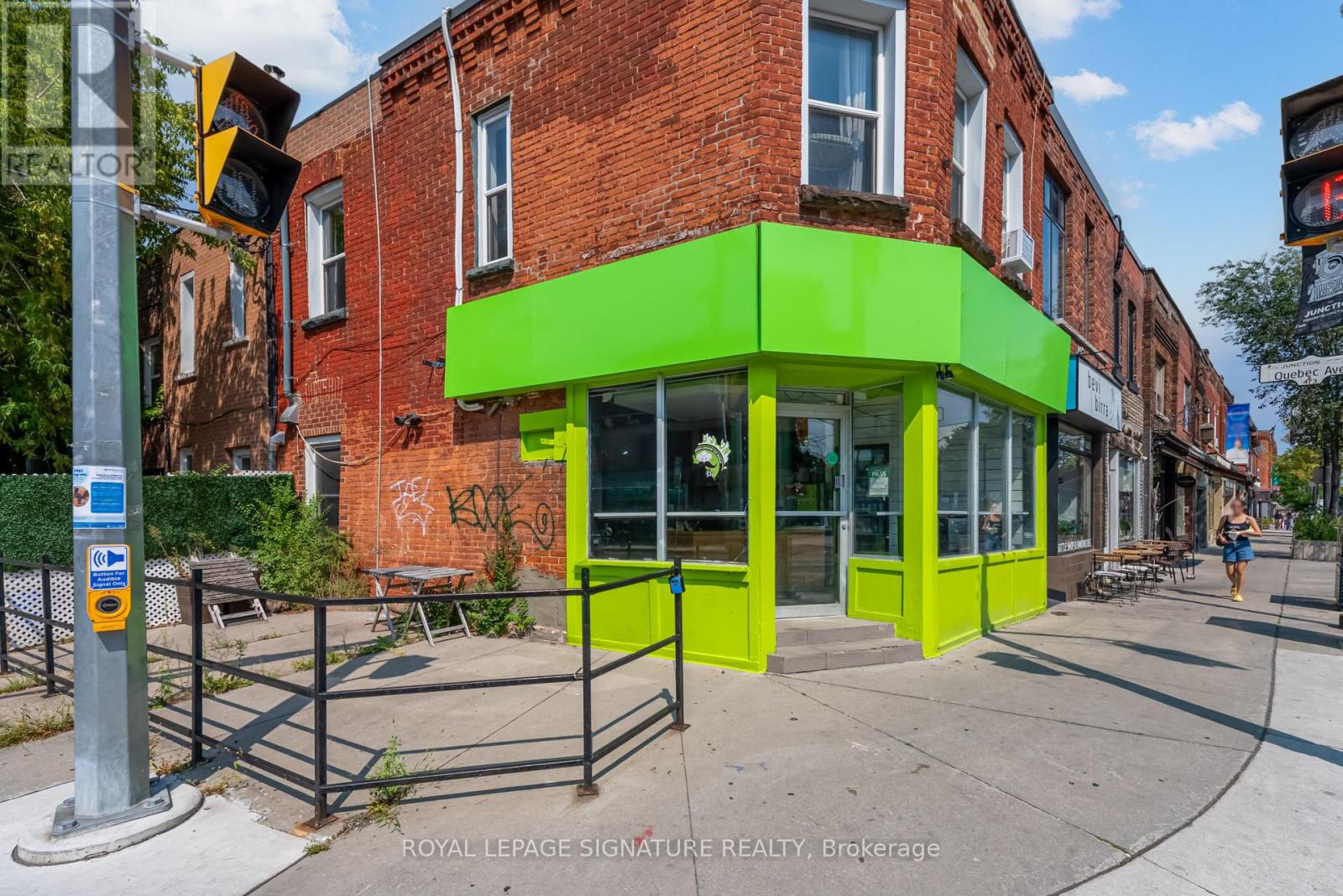 3074 DUNDAS STREET W