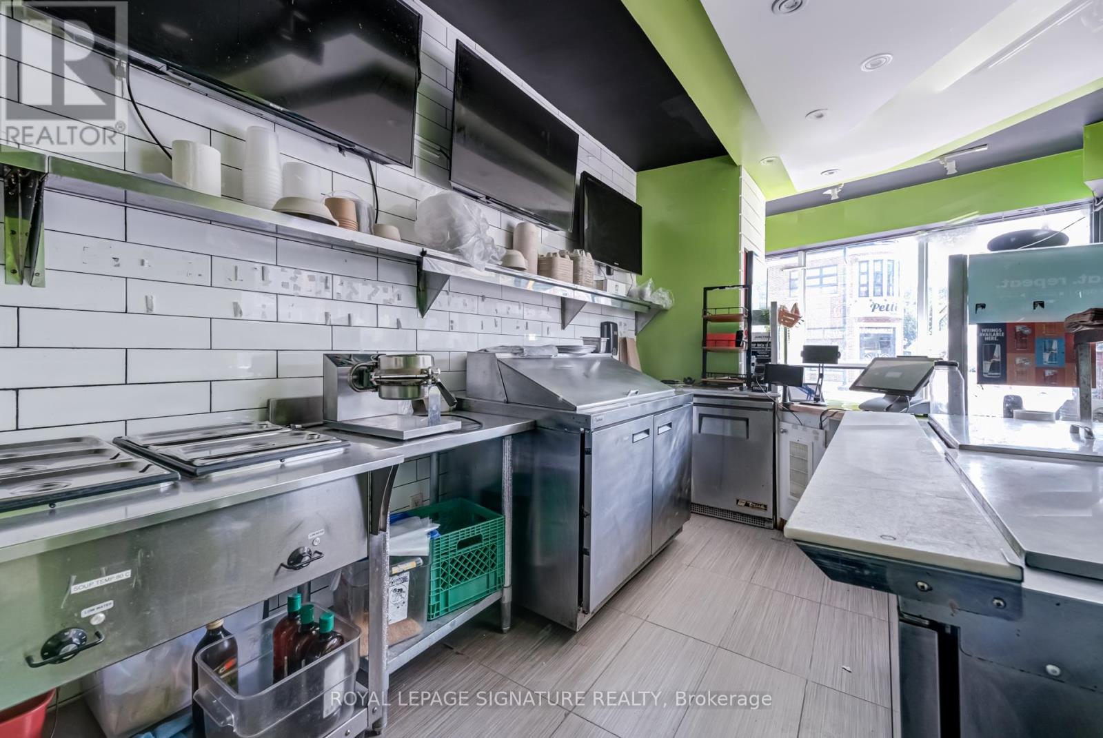 3074 DUNDAS STREET W