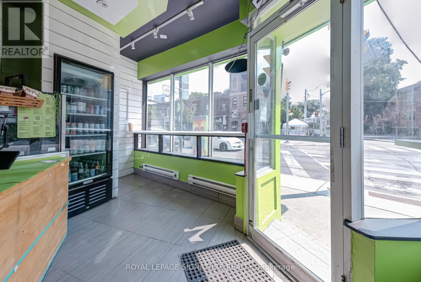 3074 DUNDAS STREET W