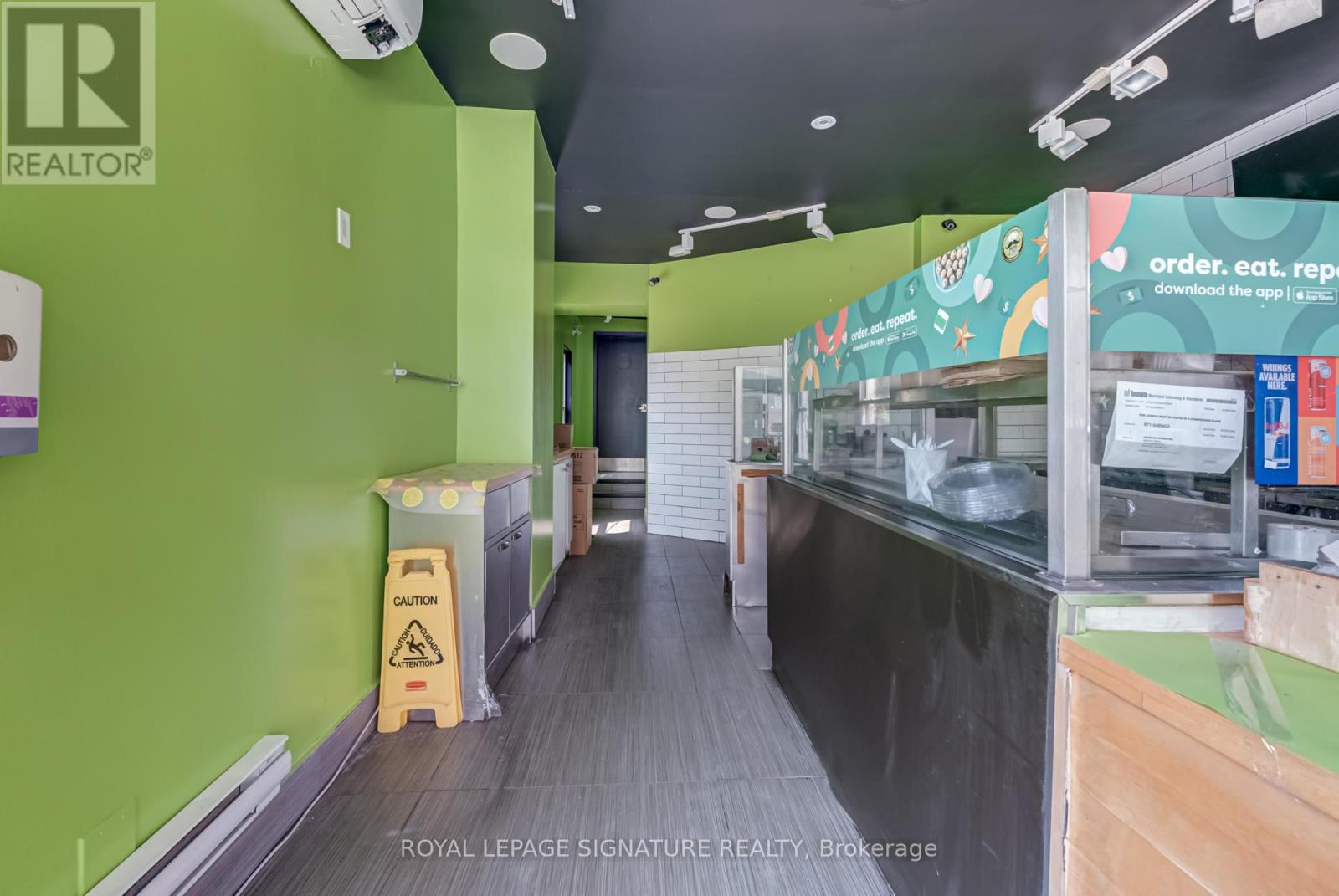 3074 DUNDAS STREET W