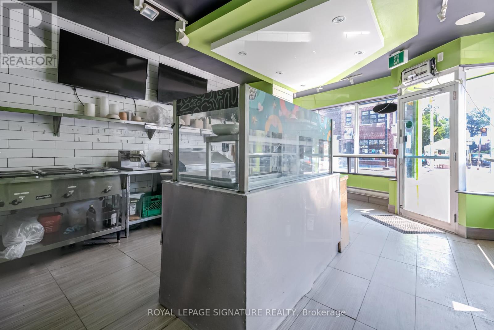 3074 DUNDAS STREET W