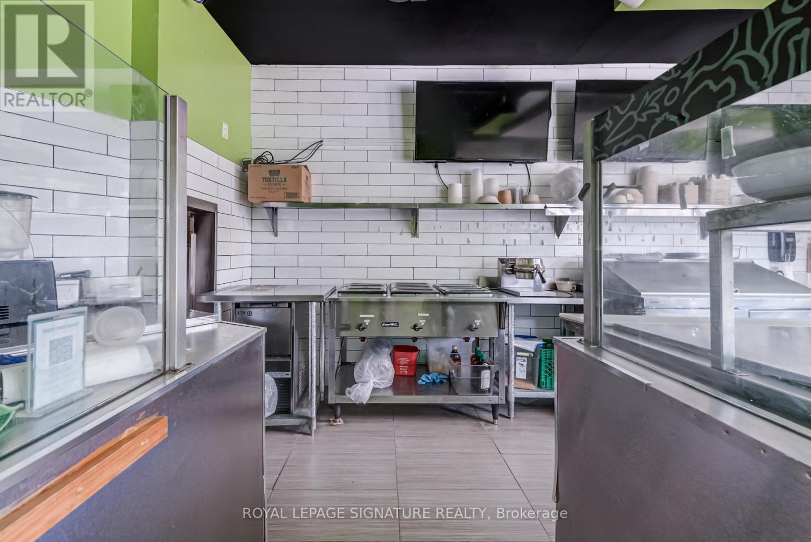 3074 DUNDAS STREET W