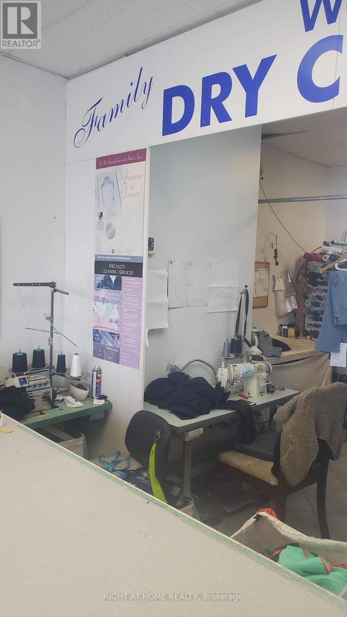 2415 DUNDAS STREET W