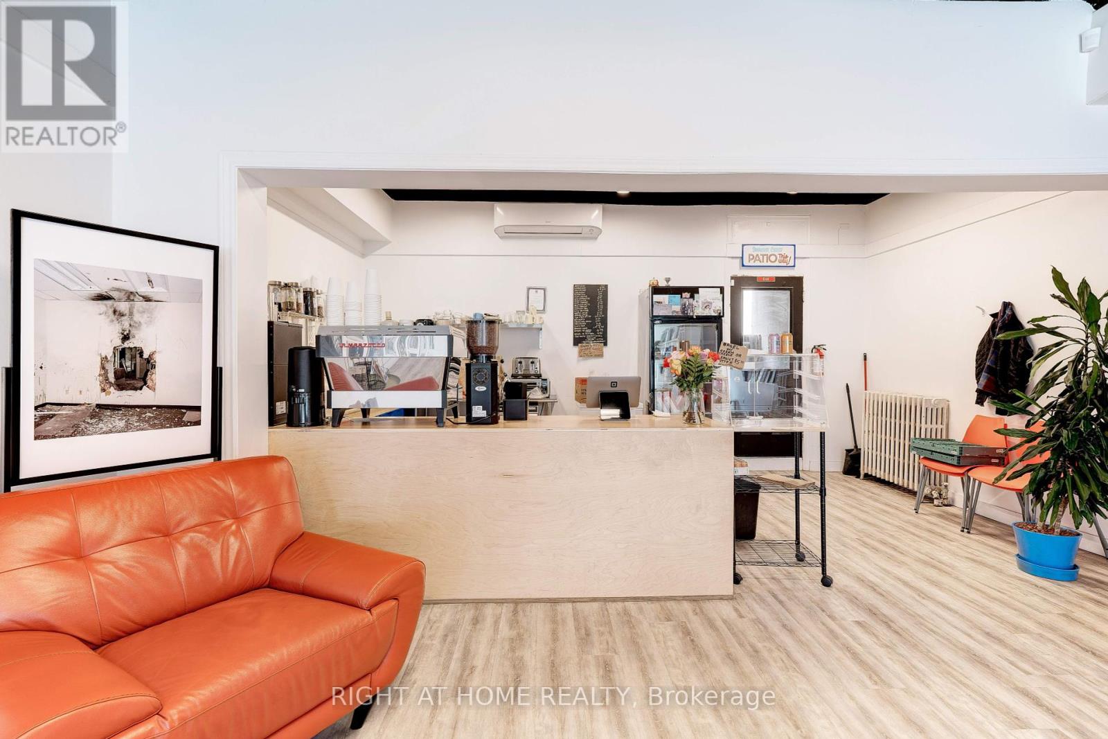 724 MAIN STREET E