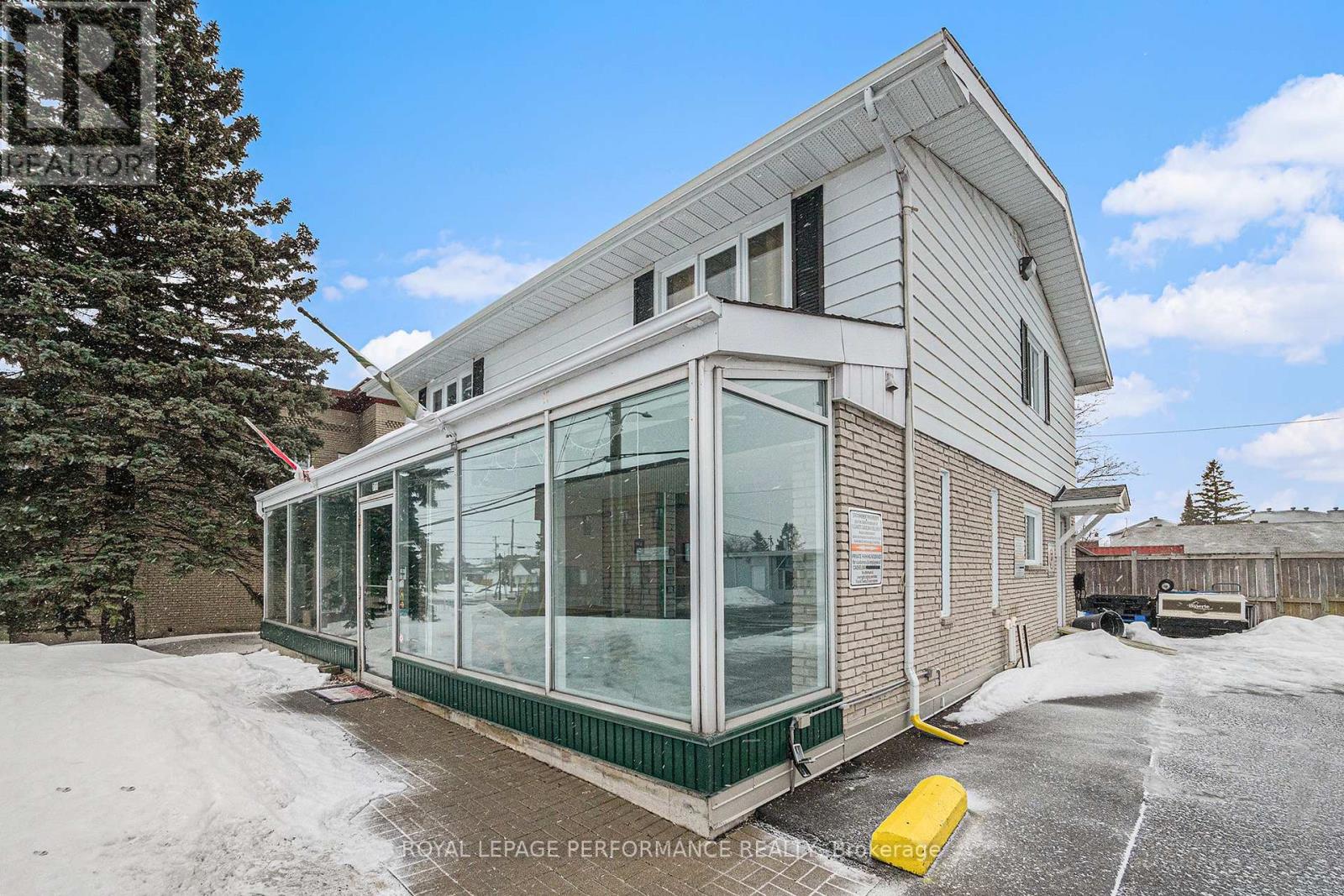 MAIN FLOOR – 711 PRINCIPALE STREET