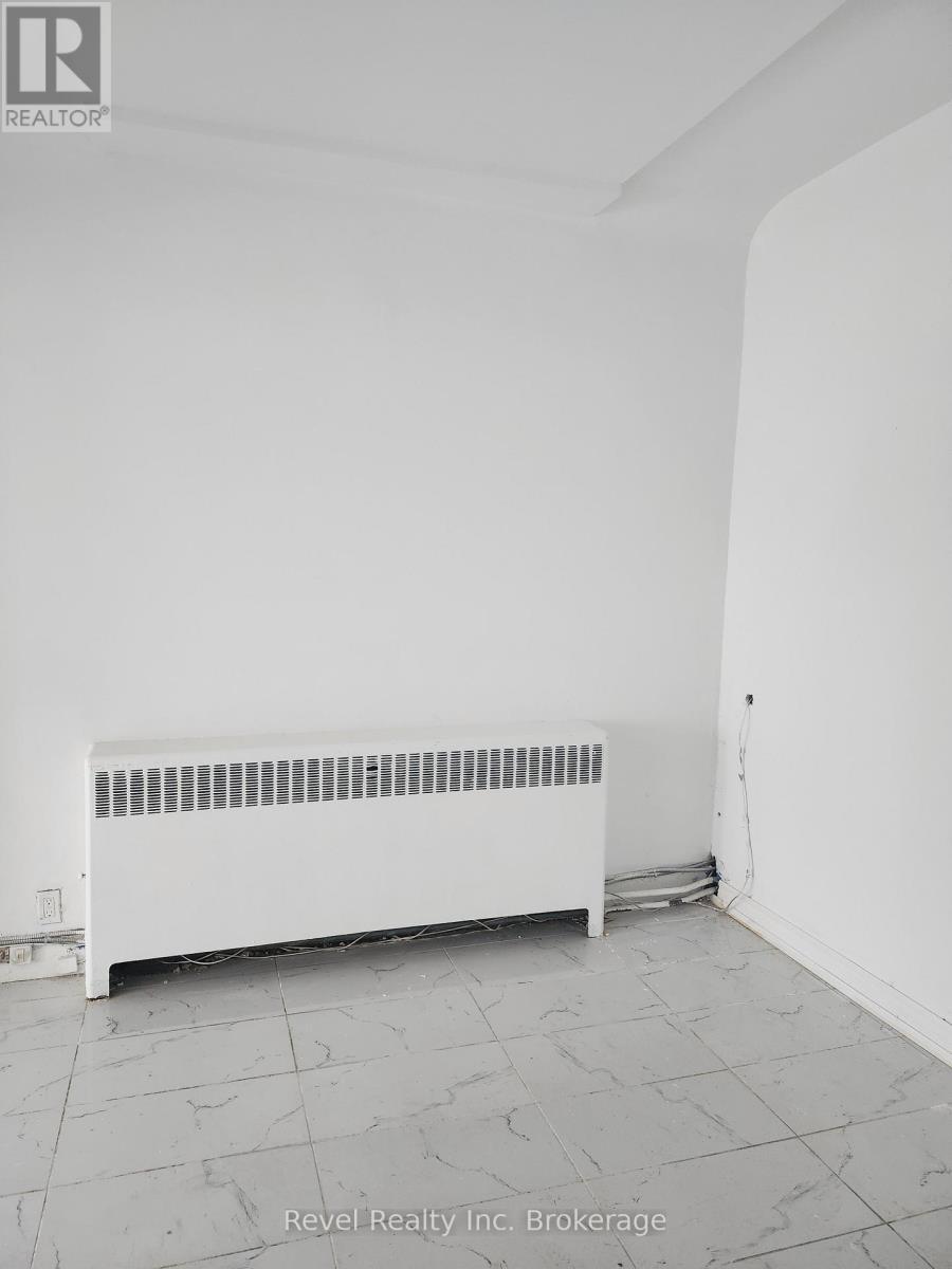 4 – 1009 ALGONQUIN AVENUE