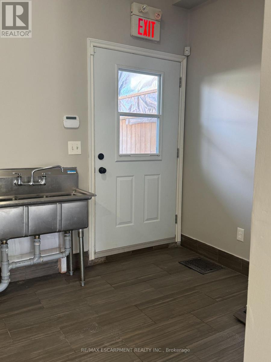 MAIN – 1439 MAIN STREET E