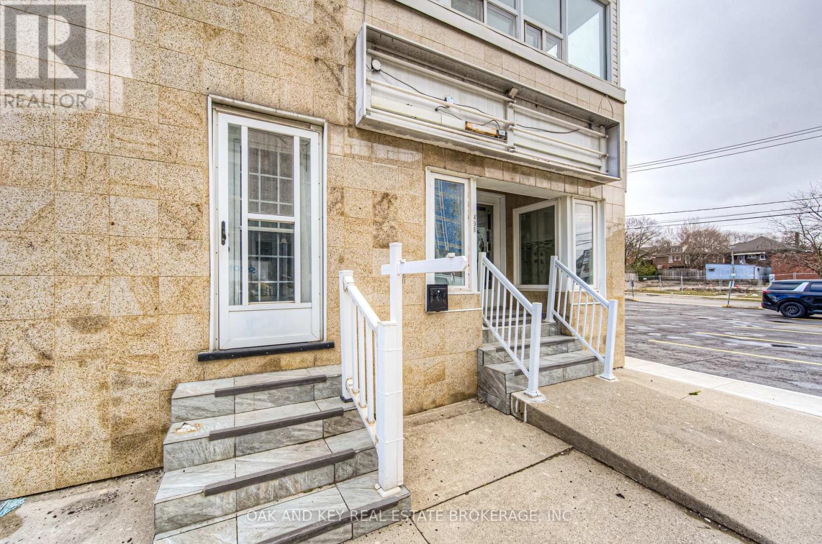 496 KING STREET E