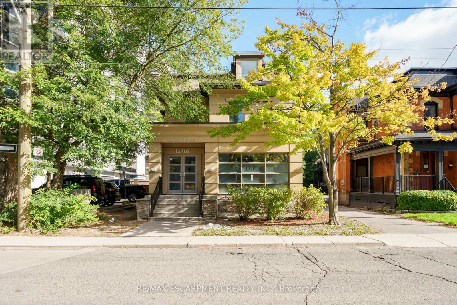 199 MACNAB STREET S
