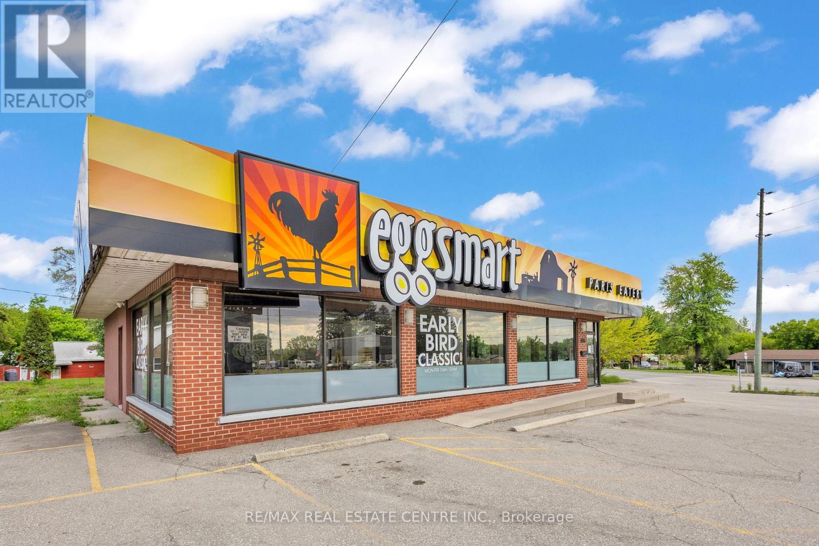 156 DUNDAS STREET E