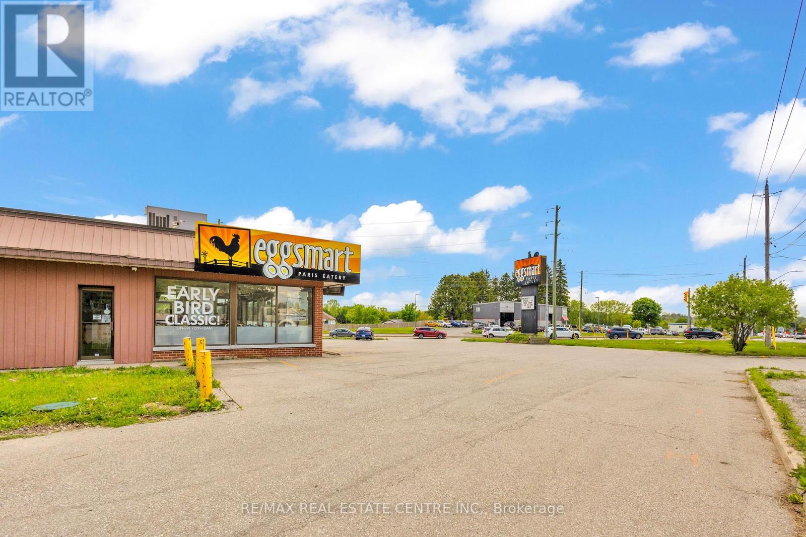 156 DUNDAS STREET E