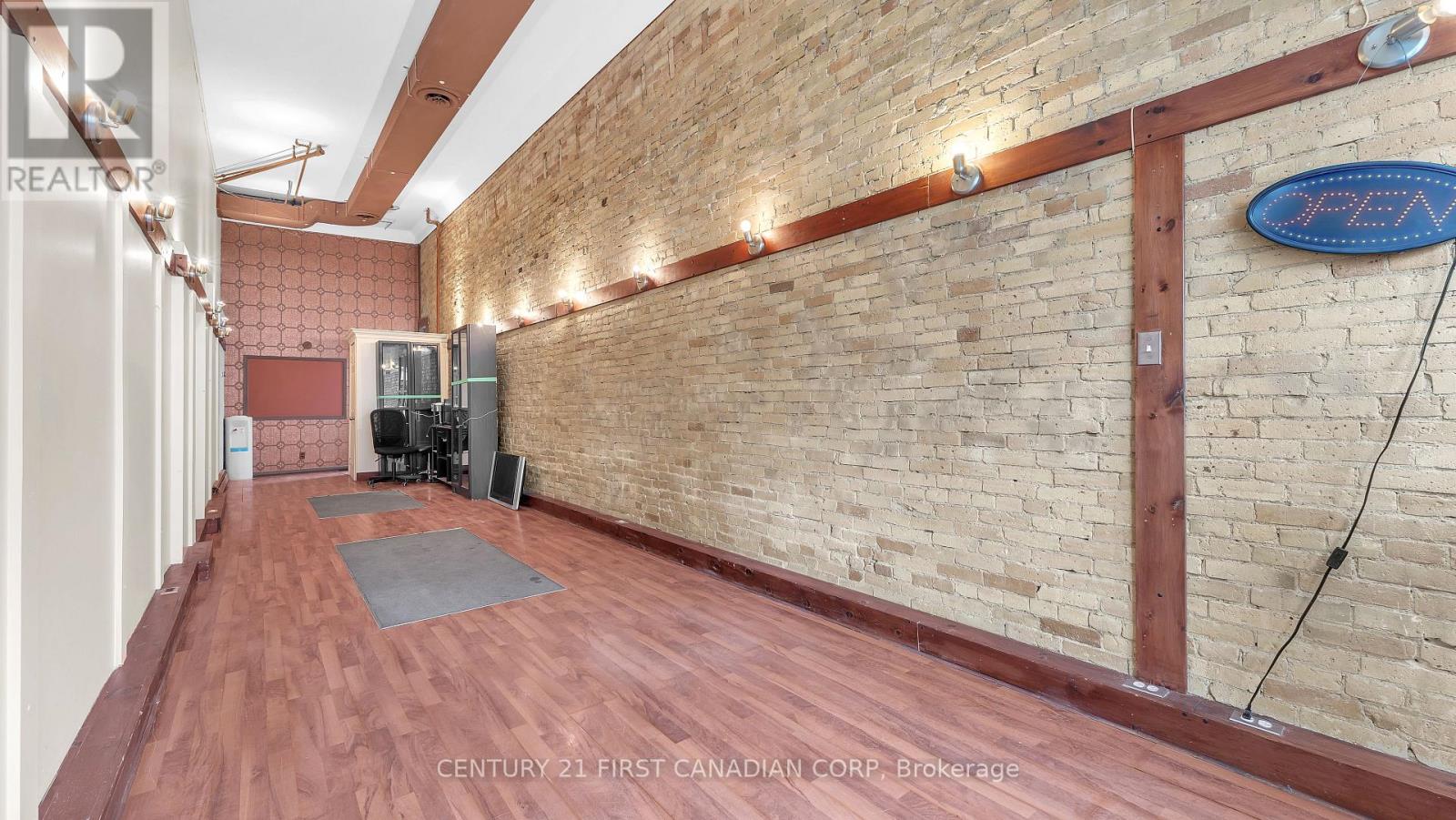 411 MAIN STREET S