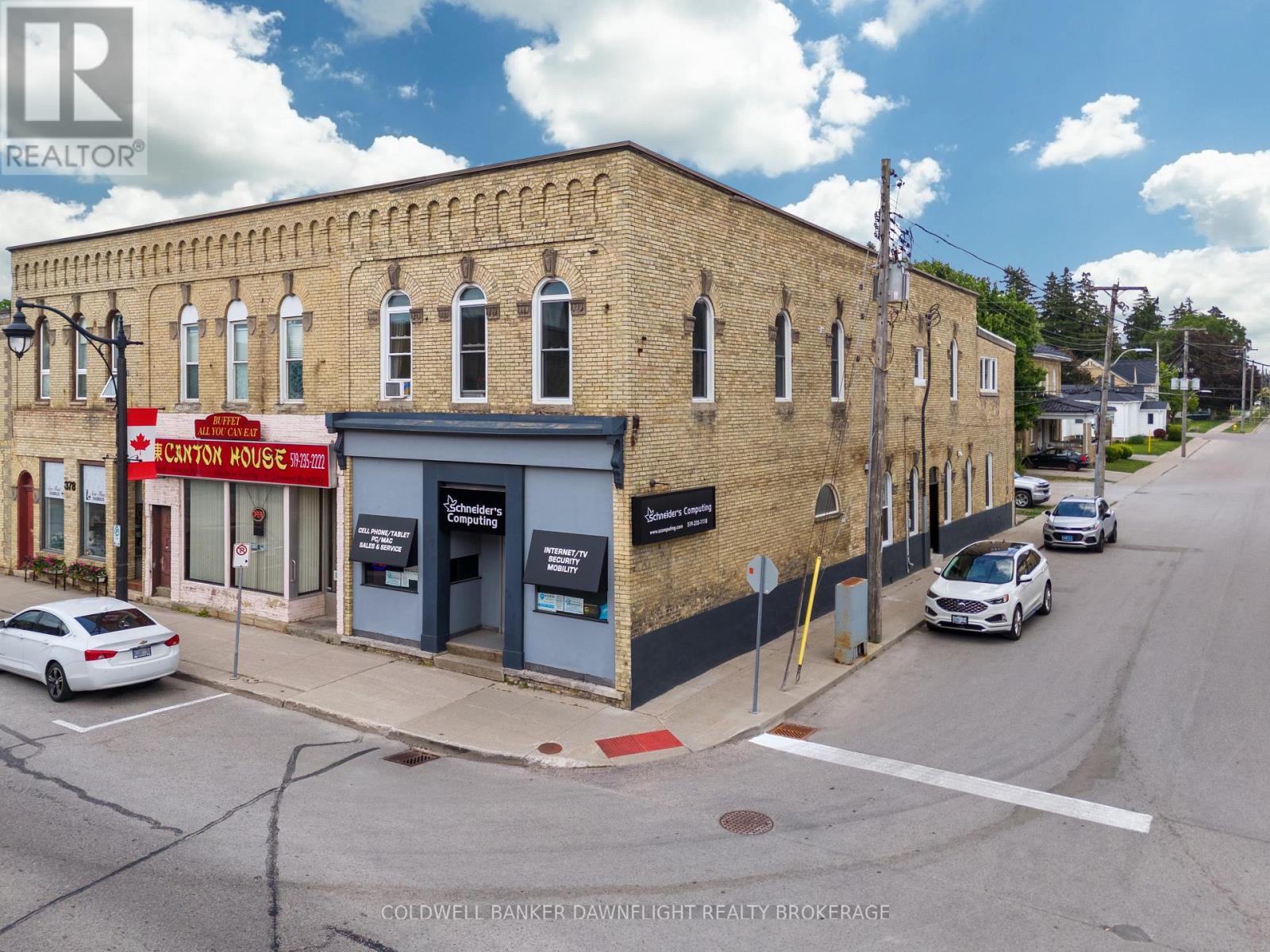 382 MAIN STREET S