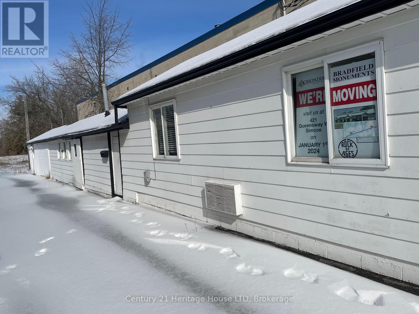 335 QUEENSWAY W S