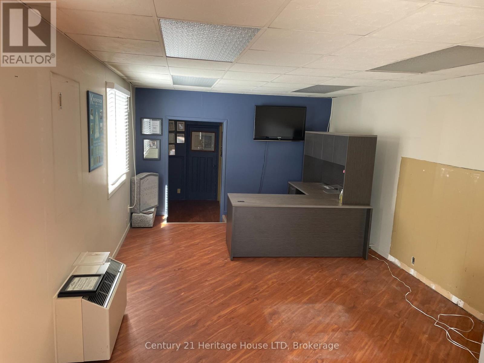 335 QUEENSWAY W S