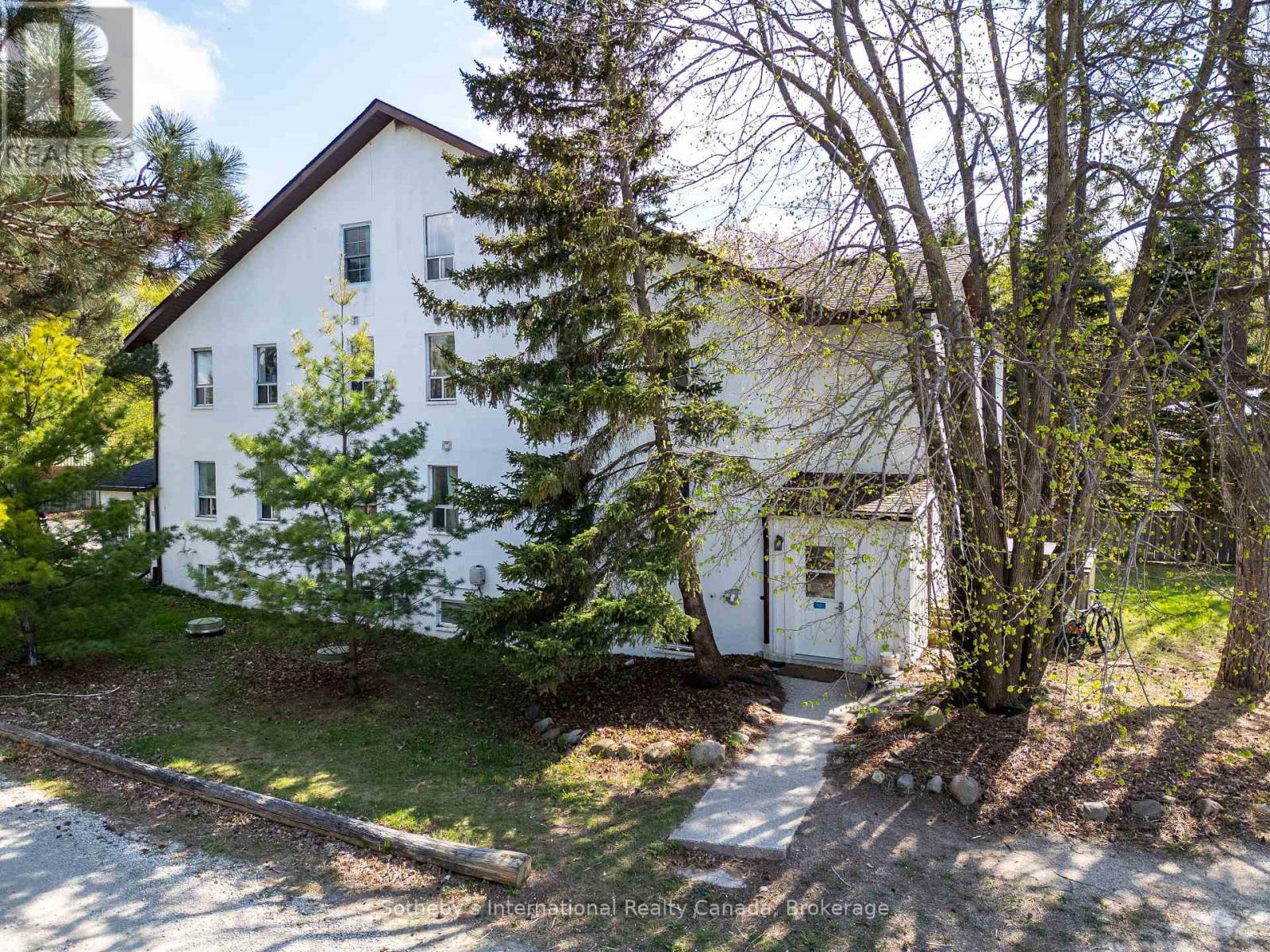 210 ARLBERG CRESCENT