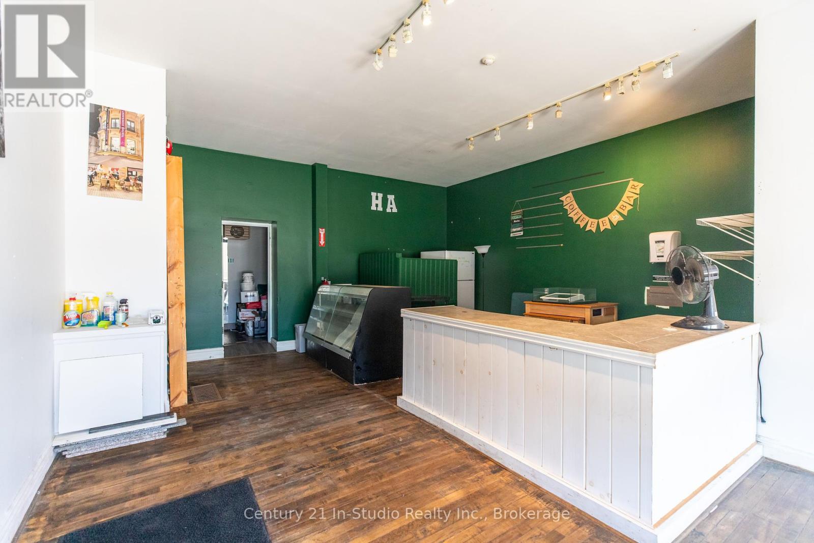 158 9TH STREET E