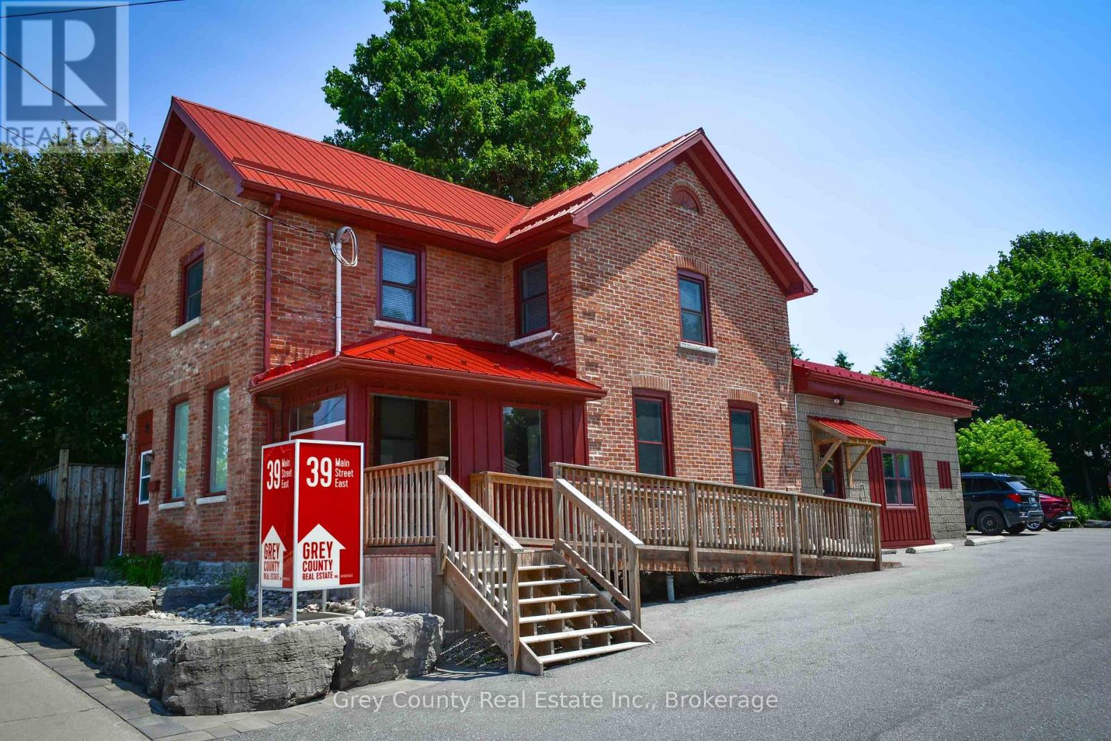 39 MAIN STREET E