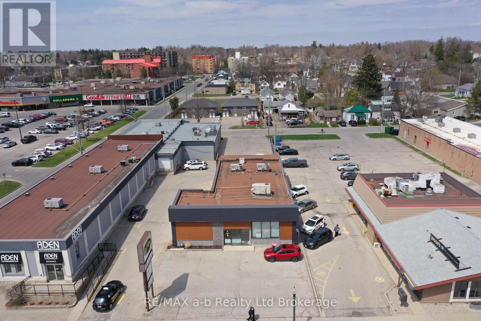 677 DUNDAS STREET