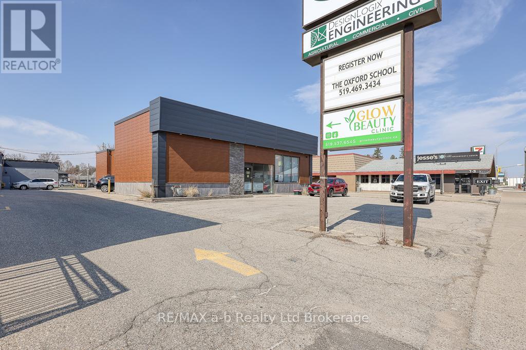 677 DUNDAS STREET