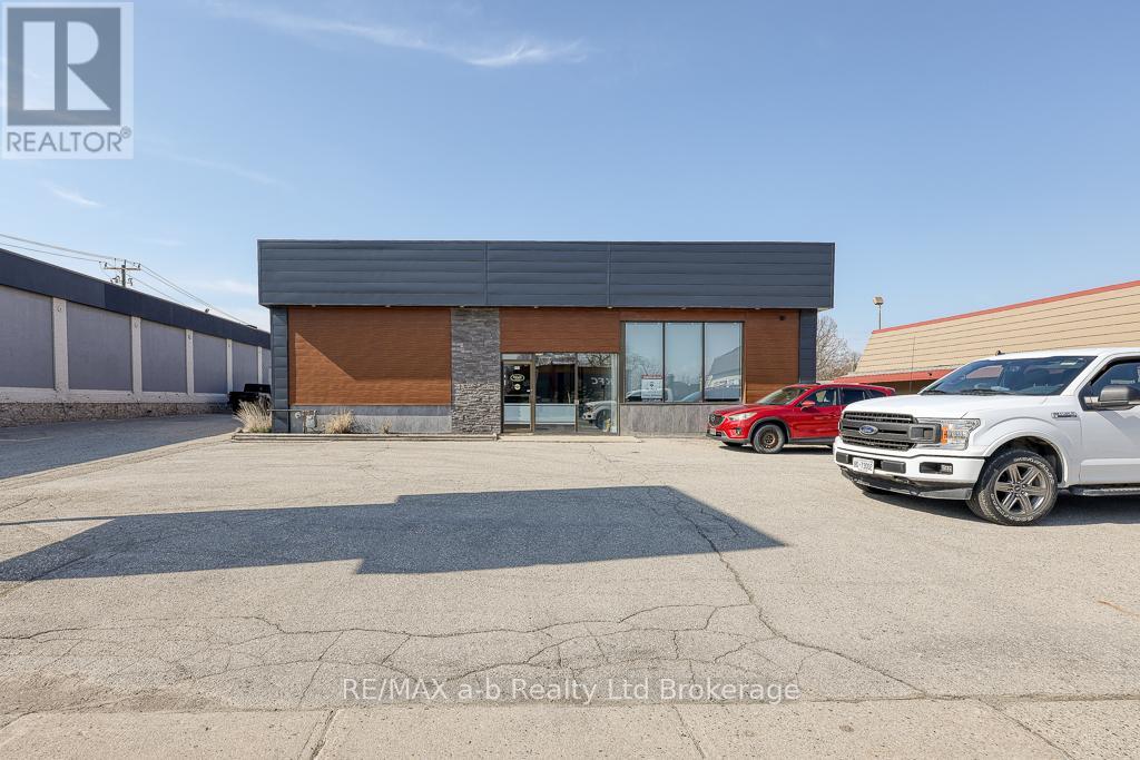 677 DUNDAS STREET