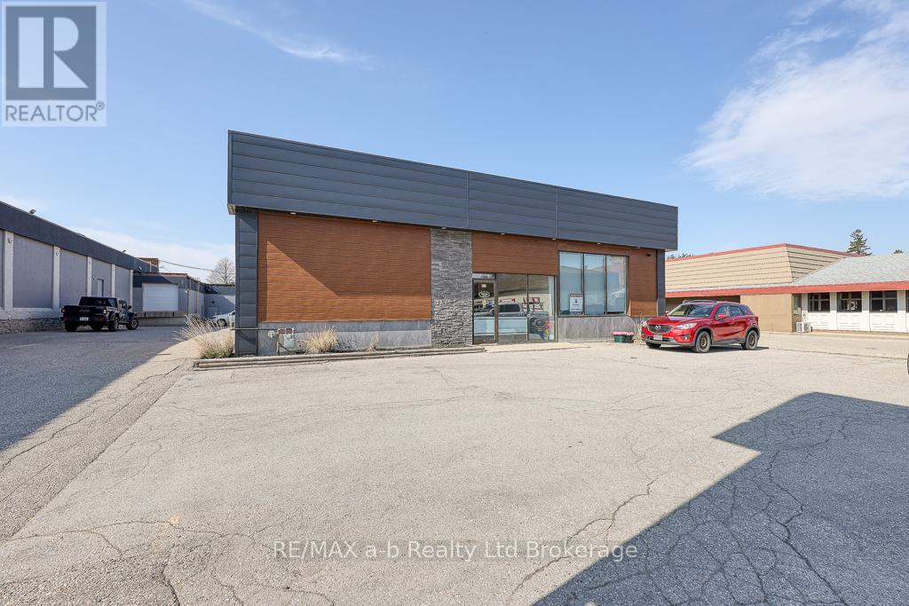 677 DUNDAS STREET
