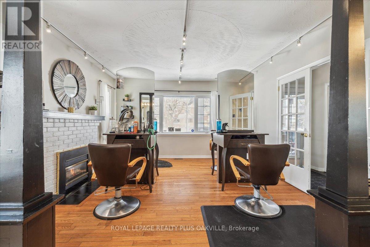 294 DUNDAS STREET E