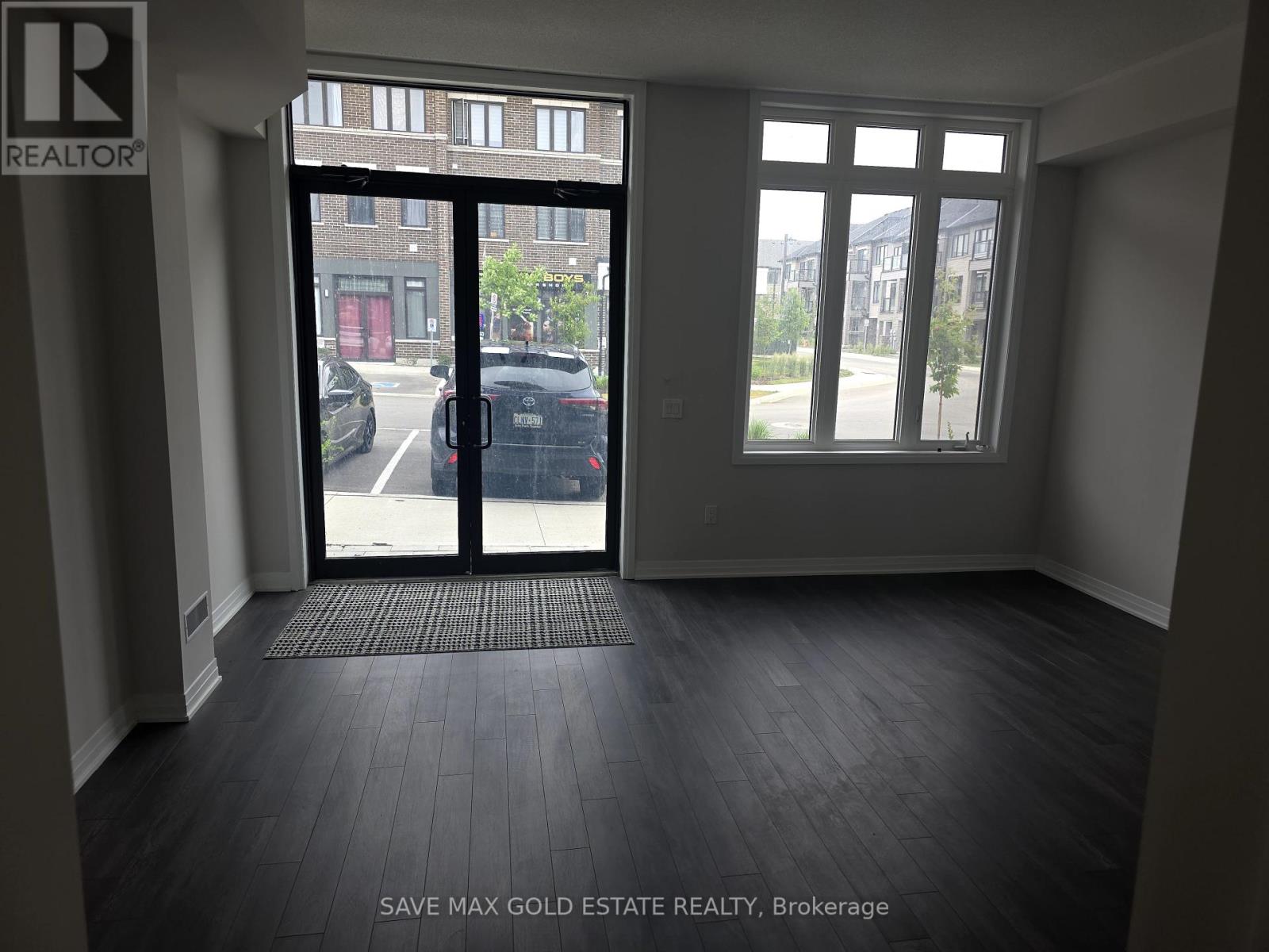 202 – 585 COLBORNE STREET