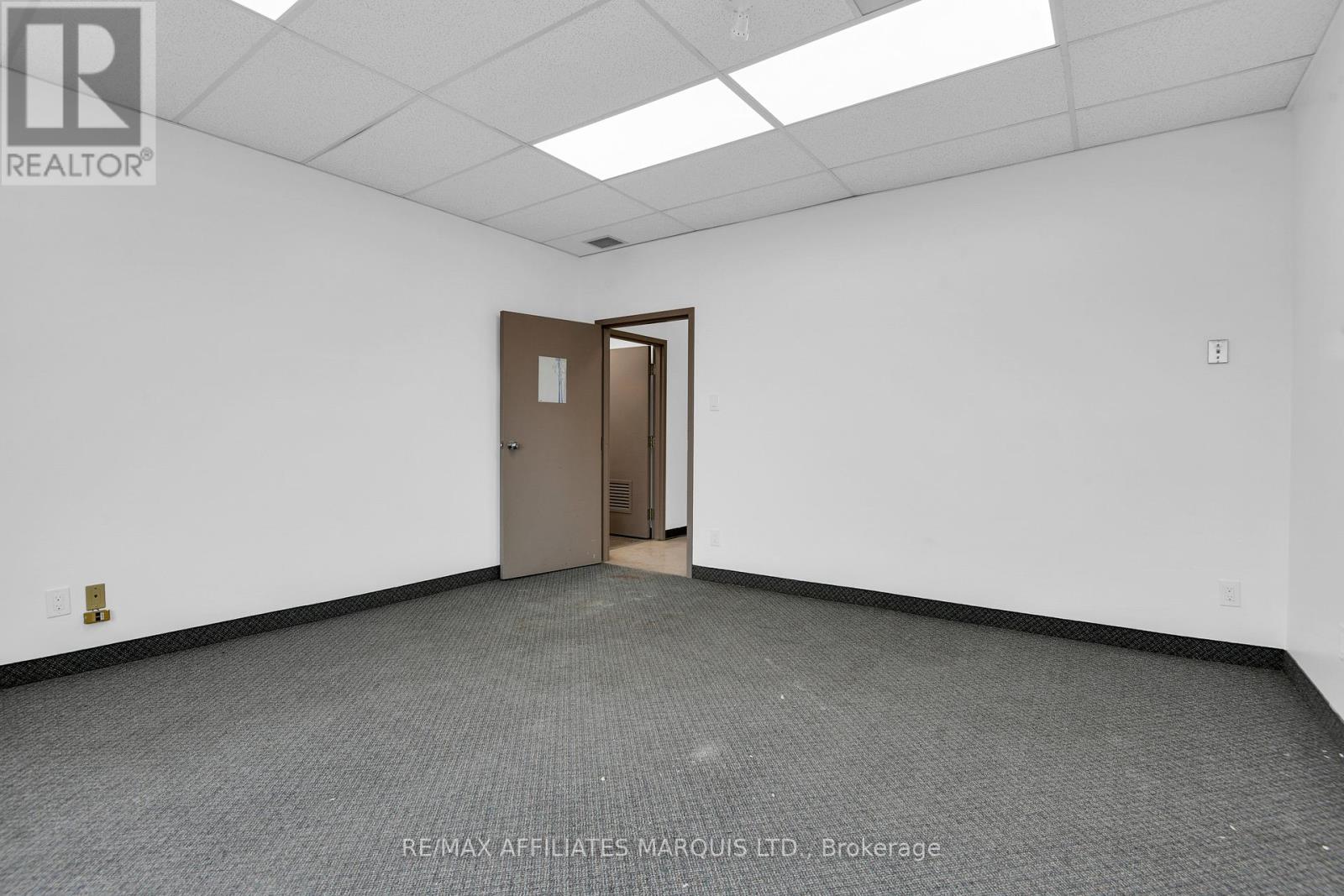 UPSTAIRS/OFFICE ROOM 6 – 41 SECOND STREET W
