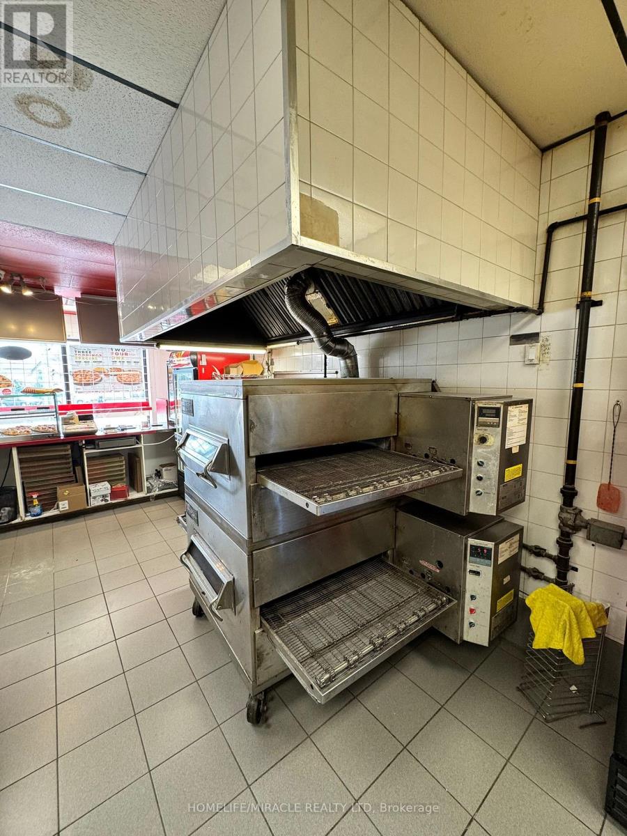 UNIT B – 140 PARKHILL ROAD W