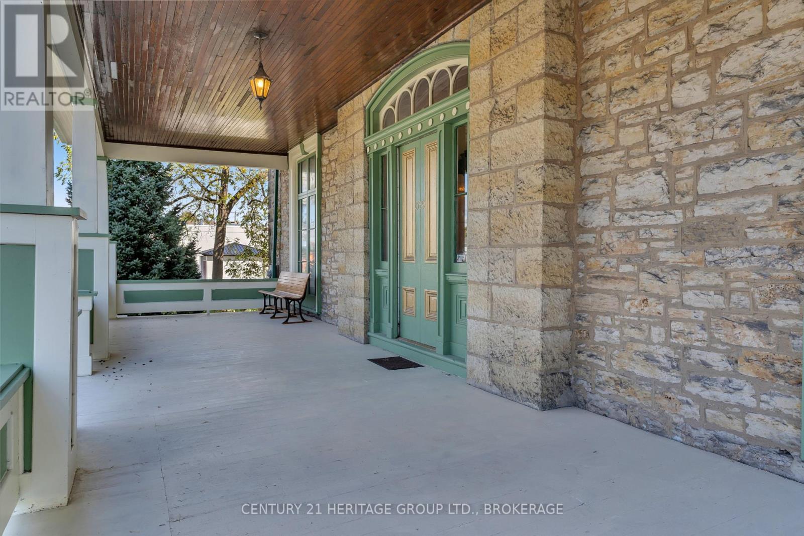 389 KING STREET E