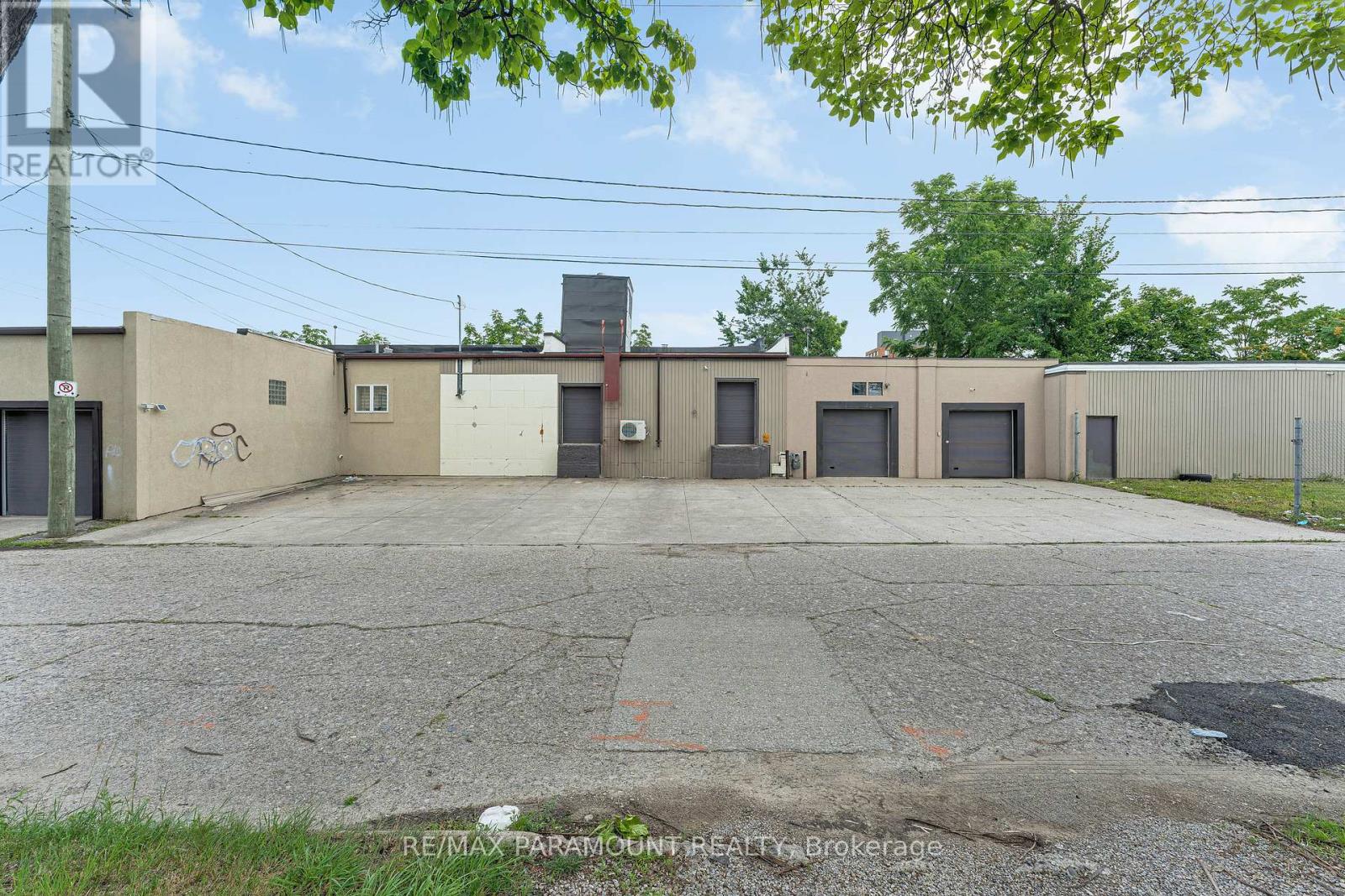 795 UNIVERSITY AVENUE W