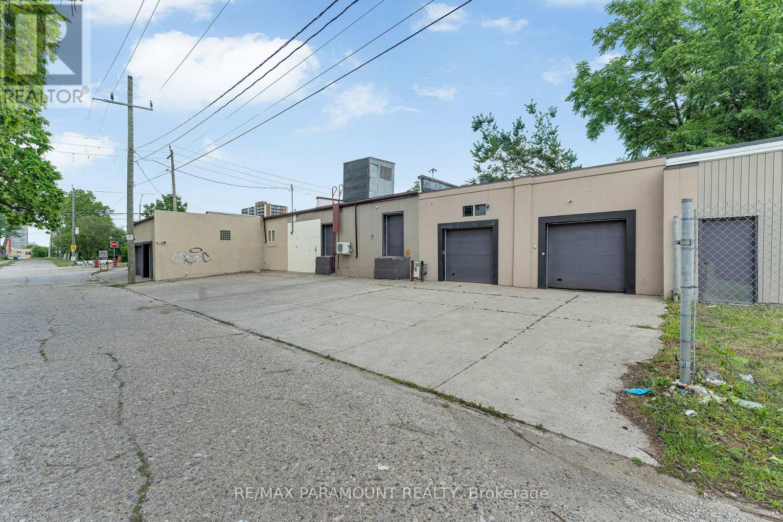 795 UNIVERSITY AVENUE W