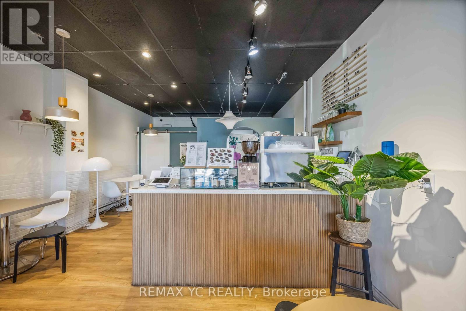635 BLOOR STREET W