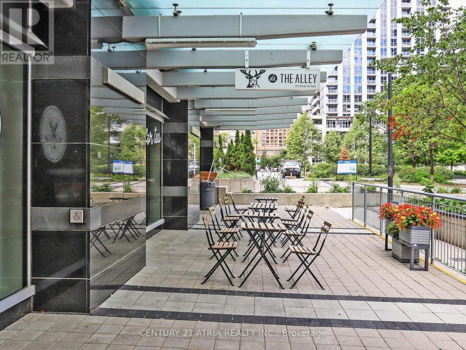 1 – 382 YONGE STREET