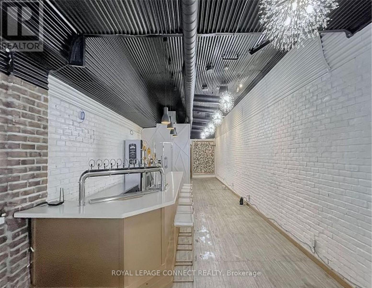 566 QUEEN STREET W