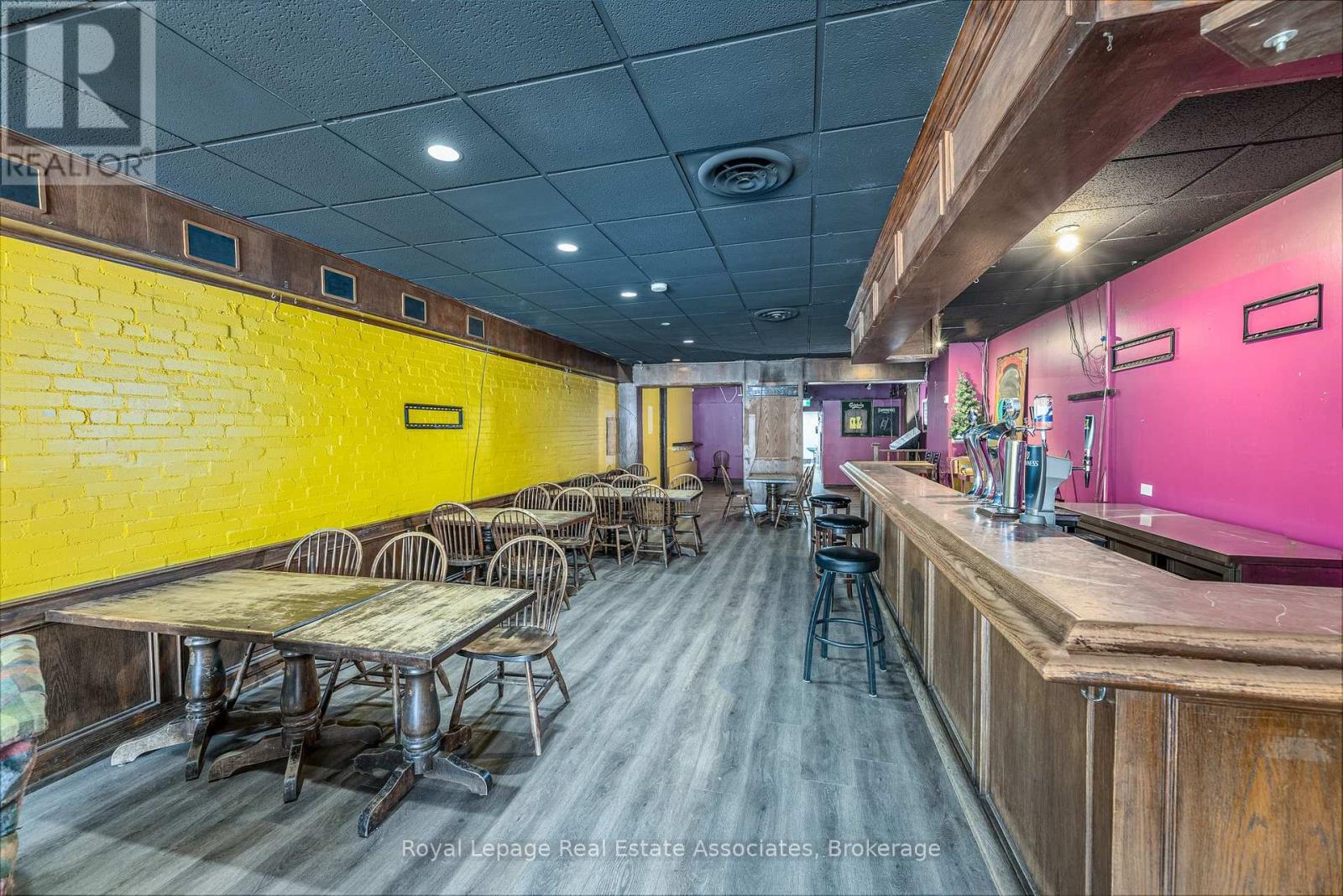 286 EGLINTON AVENUE W