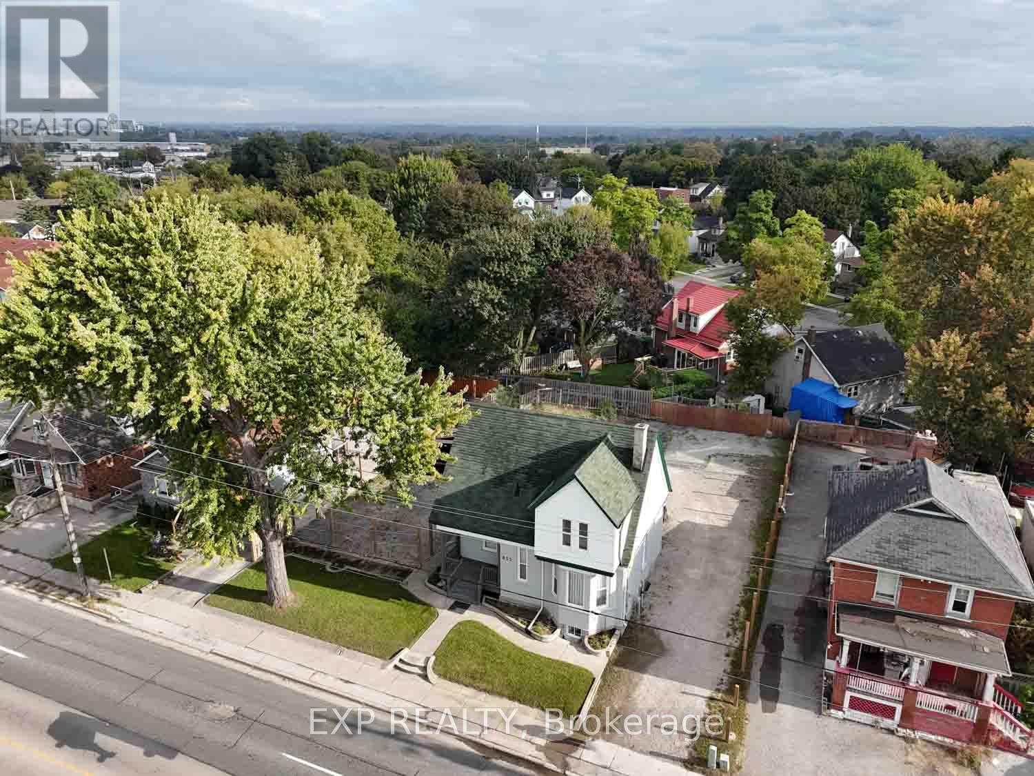 853 SIMCOE STREET S