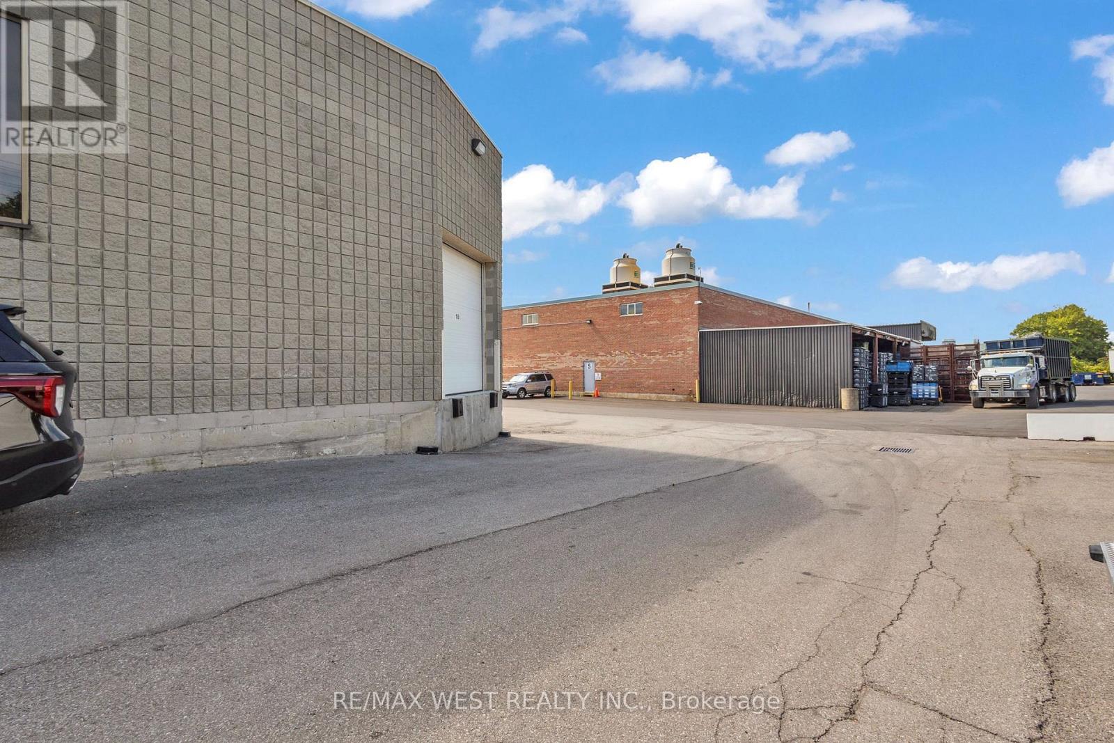17&18 – 418 HANLAN ROAD