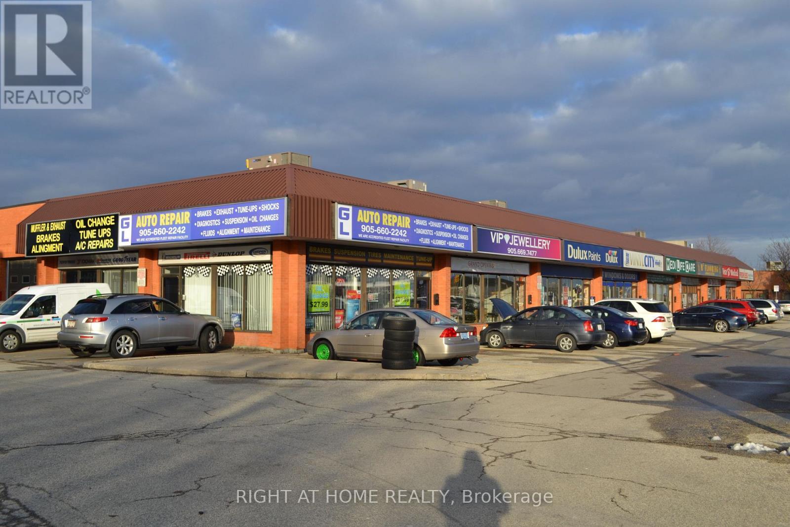 4 – 2050 STEELES AVENUE W