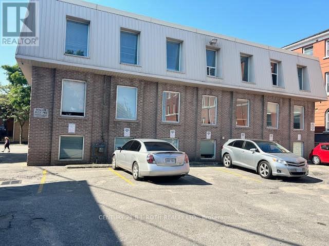 302 – 10 PETER STREET N